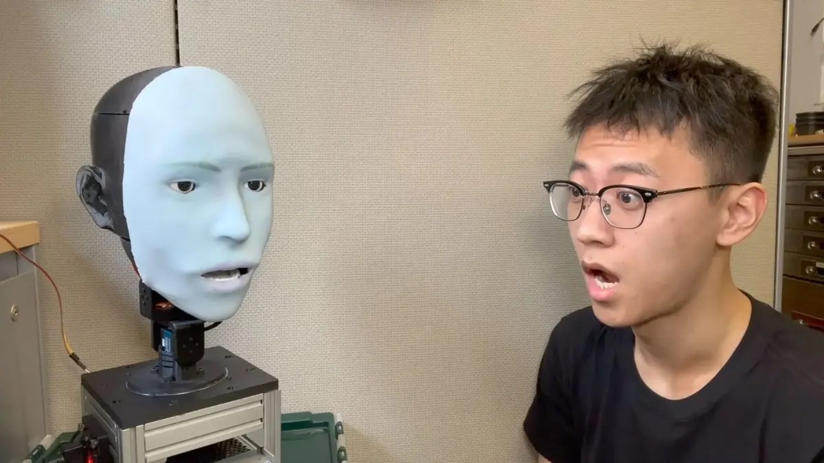 Emo: İnsan Mimiklerini Taklit Eden Robot Yüz
